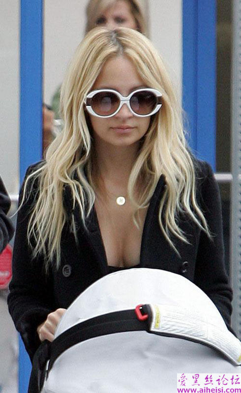 有着黑人血统的女歌星妮可·里奇(Nicole_Richie)写真图