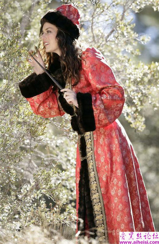 穿长袍的西域女郎