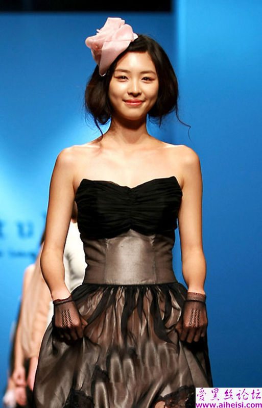 别名叫床罩的韩国女星李妍熙写真