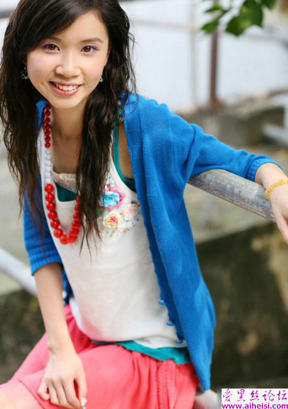 日本渔村里的红裙装美女写真图