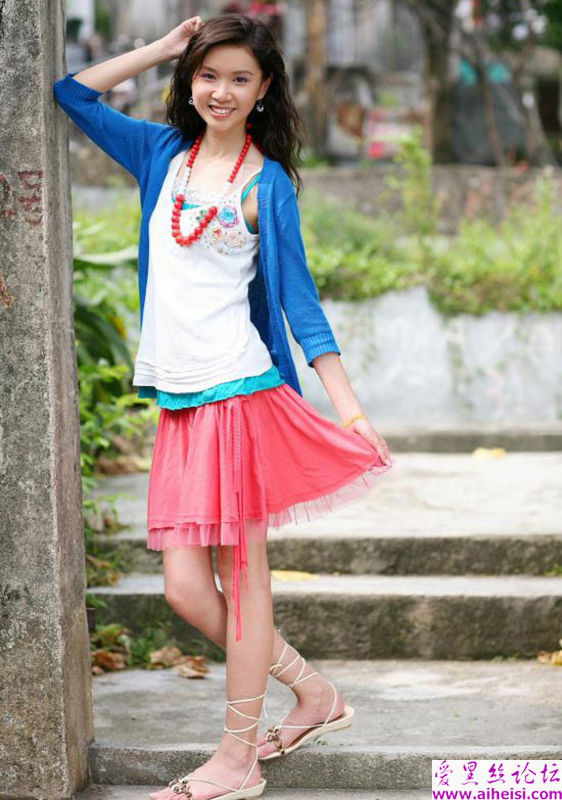 日本渔村里的红裙装美女写真图