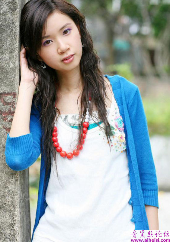 日本渔村里的红裙装美女写真图