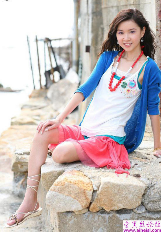 日本渔村里的红裙装美女写真图