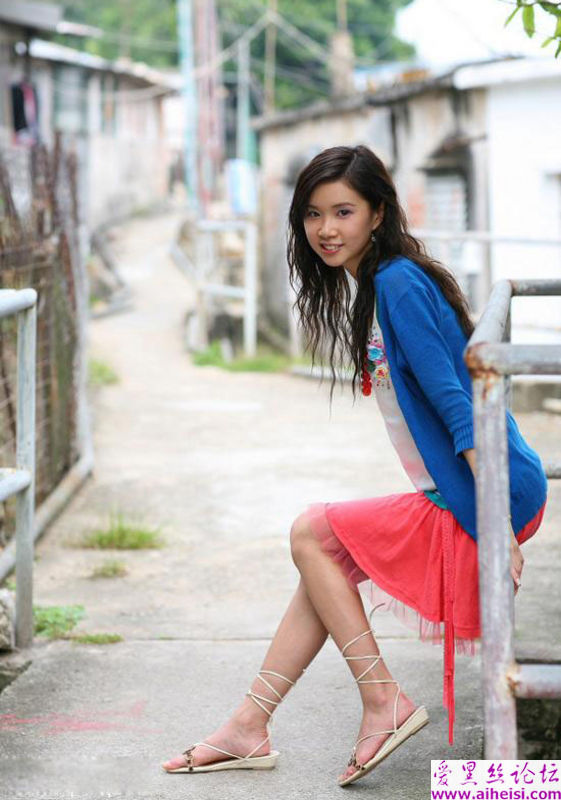 日本渔村里的红裙装美女写真图