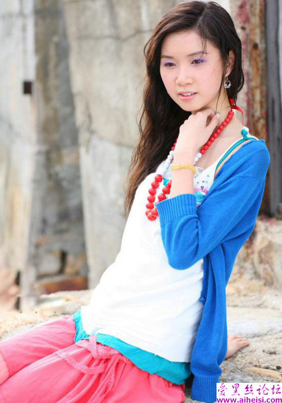 日本渔村里的红裙装美女写真图