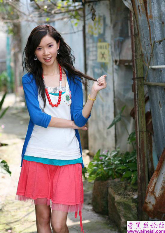 日本渔村里的红裙装美女写真图