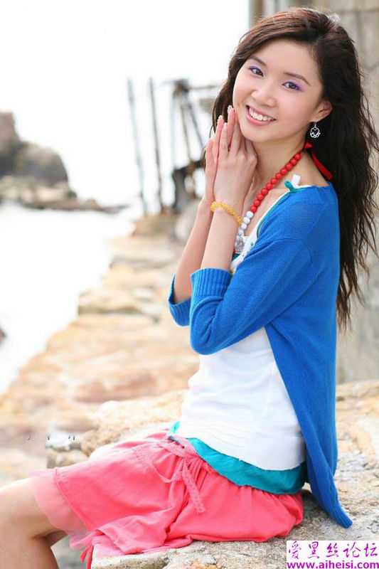 日本渔村里的红裙装美女写真图