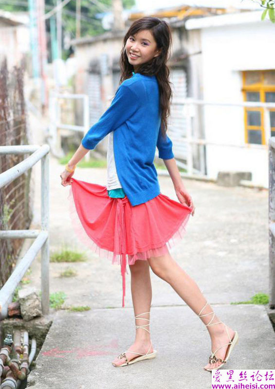 日本渔村里的红裙装美女写真图