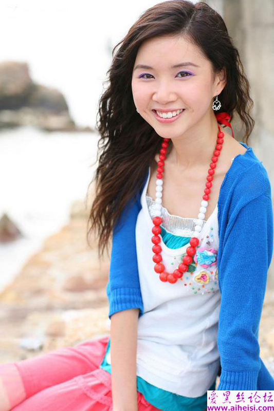 日本渔村里的红裙装美女写真图