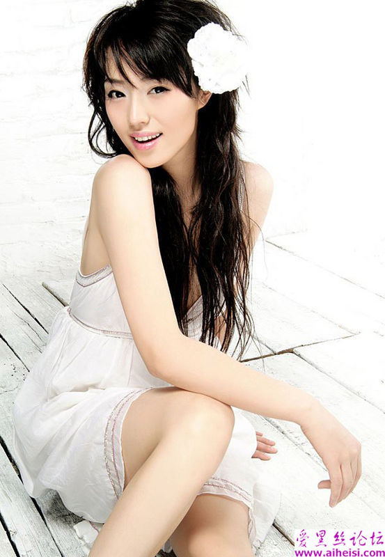 牛仔背背裤的美丽日本女孩子