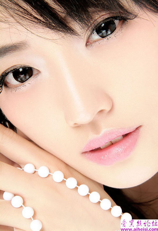 牛仔背背裤的美丽日本女孩子