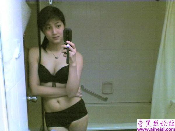 80后美女手机自拍发骚图