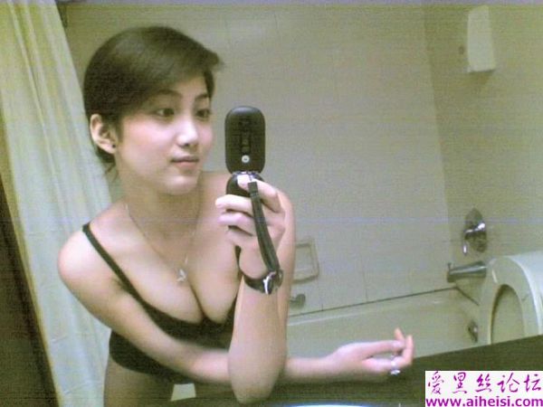 80后美女手机自拍发骚图