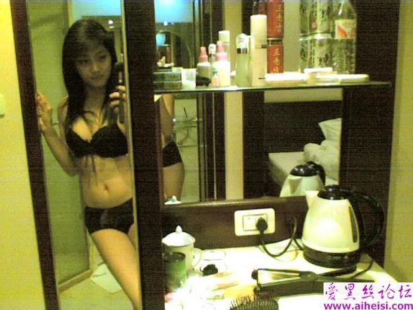 80后美女手机自拍发骚图