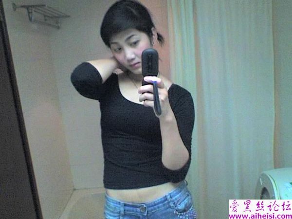 80后美女手机自拍发骚图