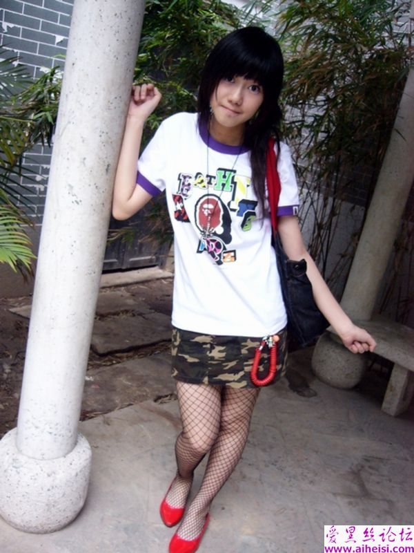 90后少女公园自拍