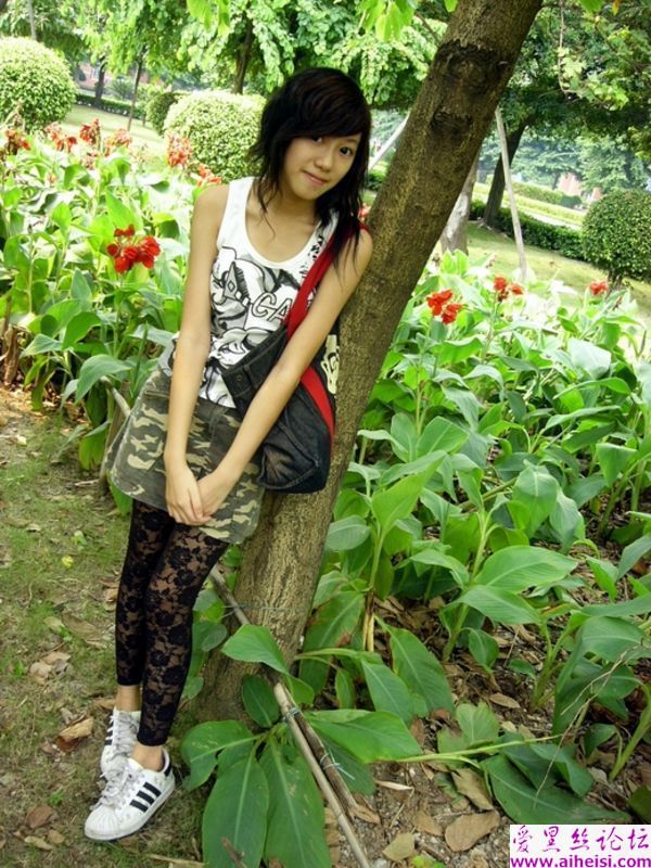 90后少女公园自拍