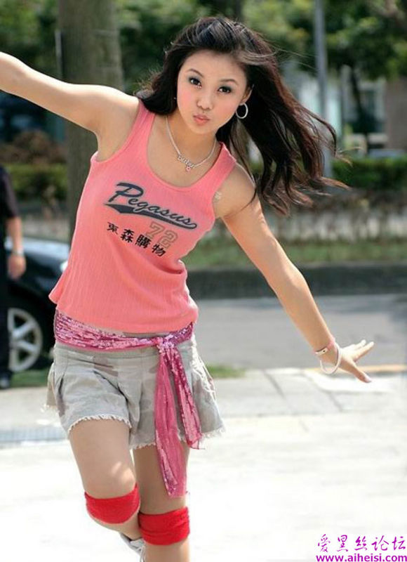 东森购物广场自拍的漂亮女孩