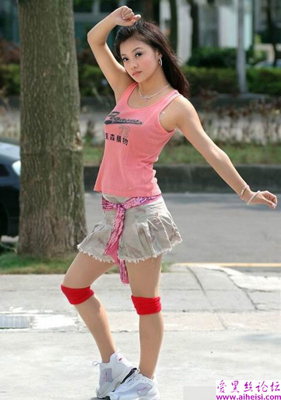 东森购物广场自拍的漂亮女孩