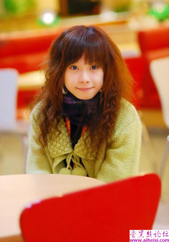 书店里出现的漂亮女孩子