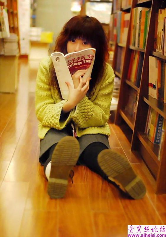 书店里出现的漂亮女孩子