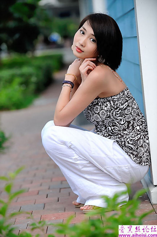 像玉石一样通透的漂亮女孩