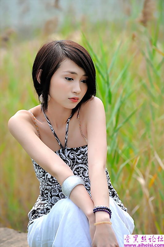 像玉石一样通透的漂亮女孩