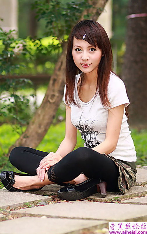 公园里林荫道上拍照的可爱女生