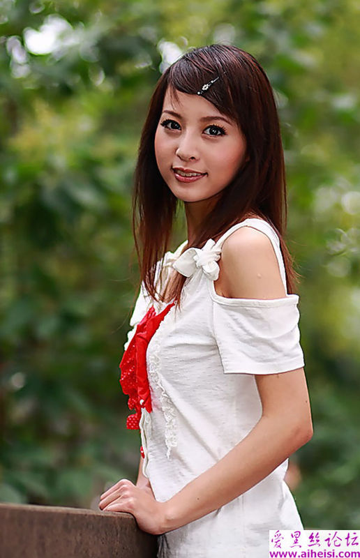 公园里林荫道上拍照的可爱女生