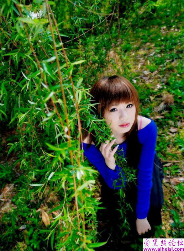 公园长椅上的自拍小妹