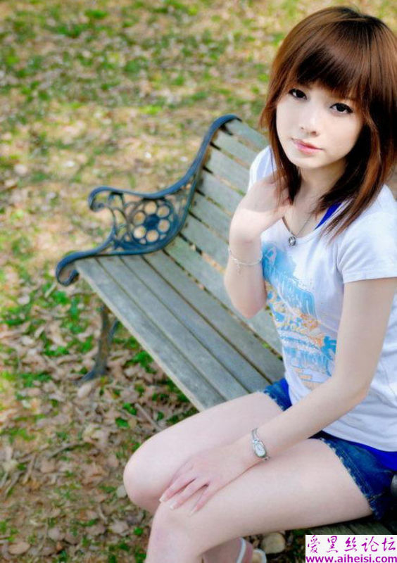 公园长椅上的自拍小妹