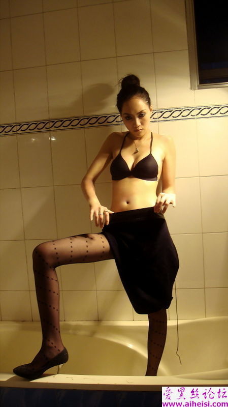 卫生间少妇黑丝大胆自拍