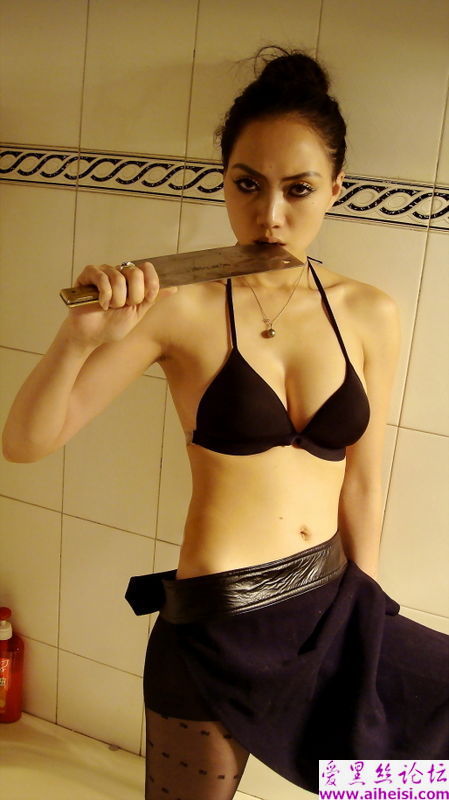 卫生间少妇黑丝大胆自拍