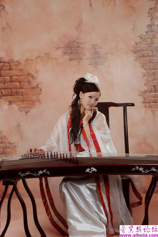 古典美女奏响的乐章