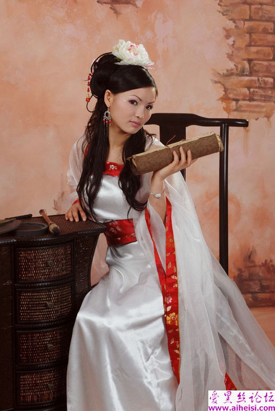 古典美女奏响的乐章