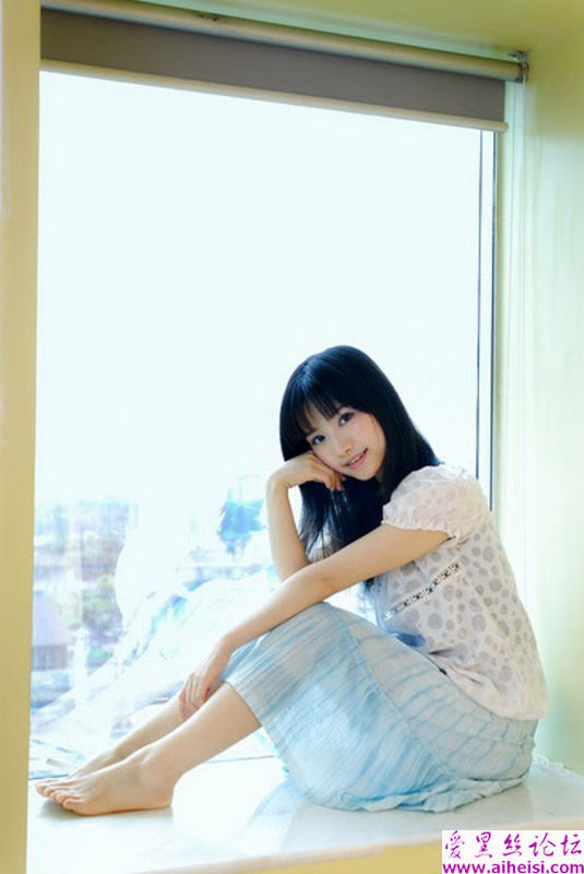可爱小女生家中自拍调皮照