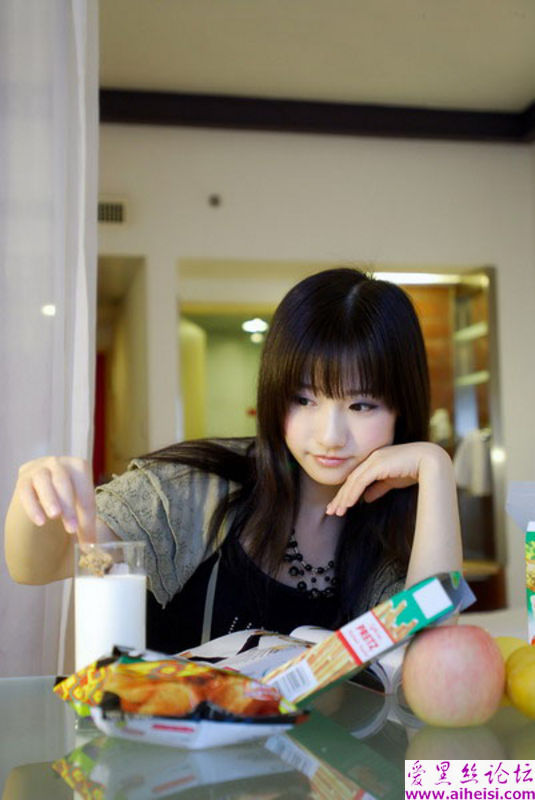 可爱小女生家中自拍调皮照