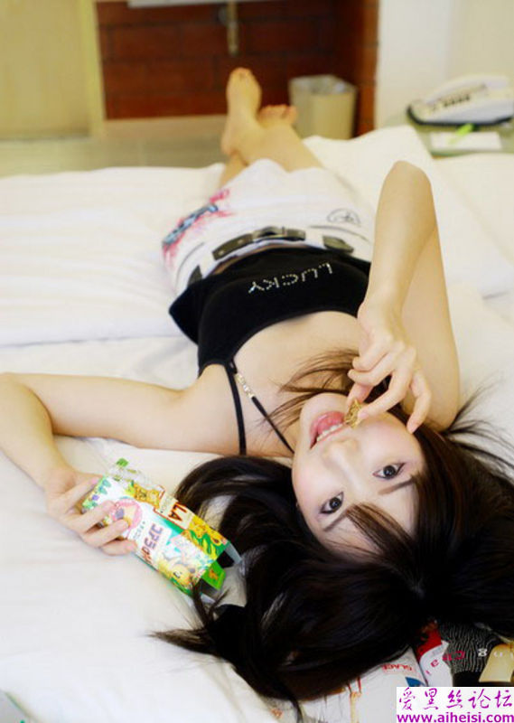可爱小女生家中自拍调皮照