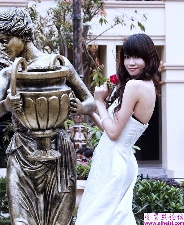 可爱少女异国他乡自拍