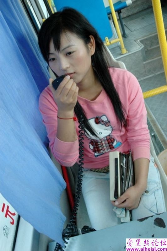 可爱的公交车售票员美女记录下自己工作时的俏皮样子