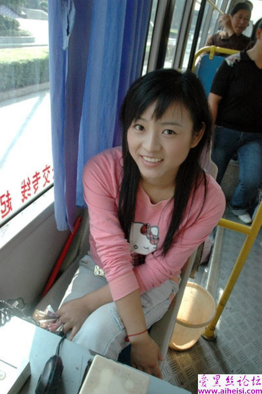可爱的公交车售票员美女记录下自己工作时的俏皮样子