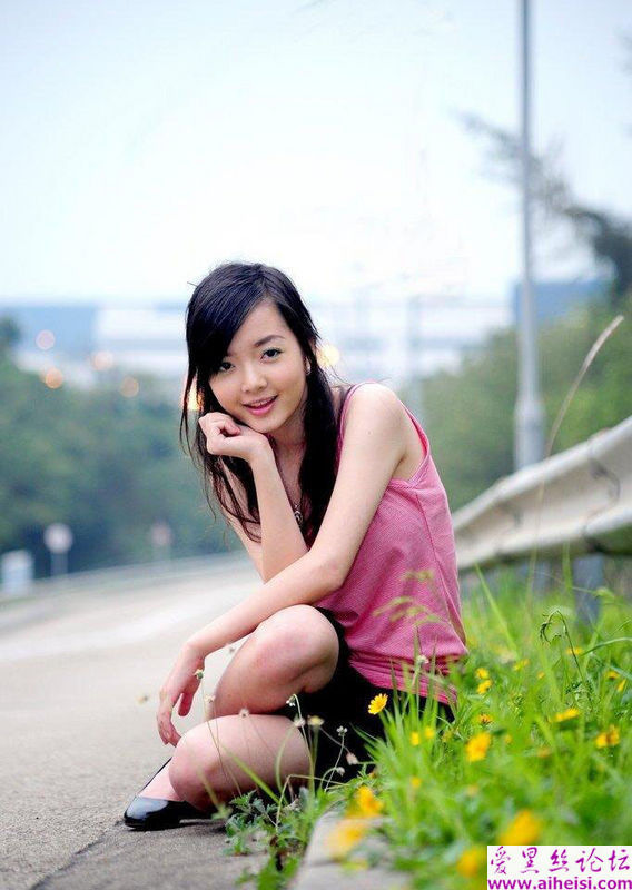 可爱的现代大学校园女生俏照