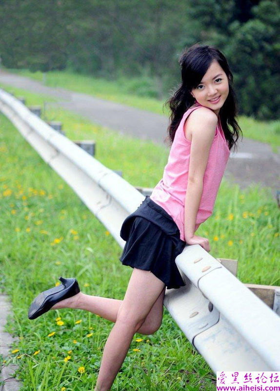 可爱的现代大学校园女生俏照