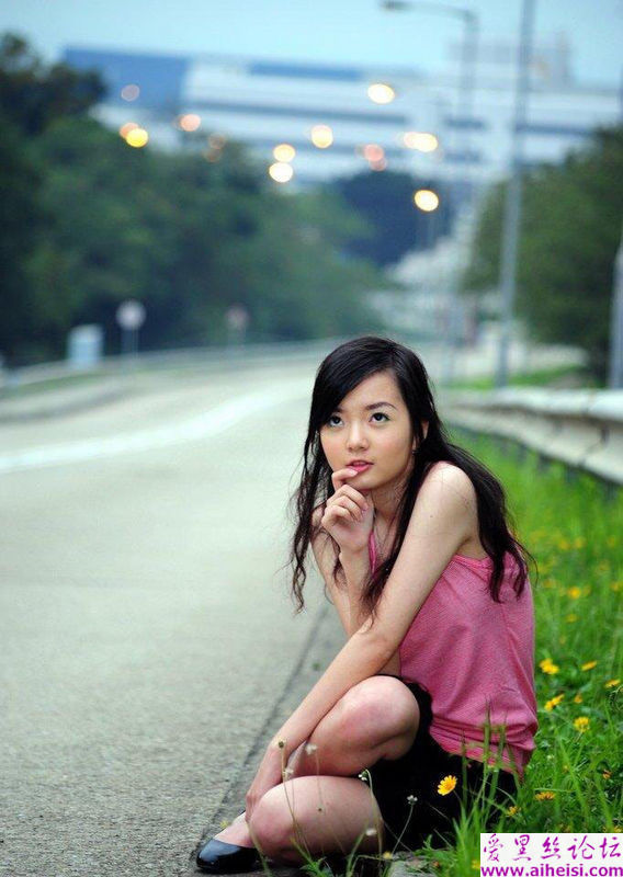 可爱的现代大学校园女生俏照
