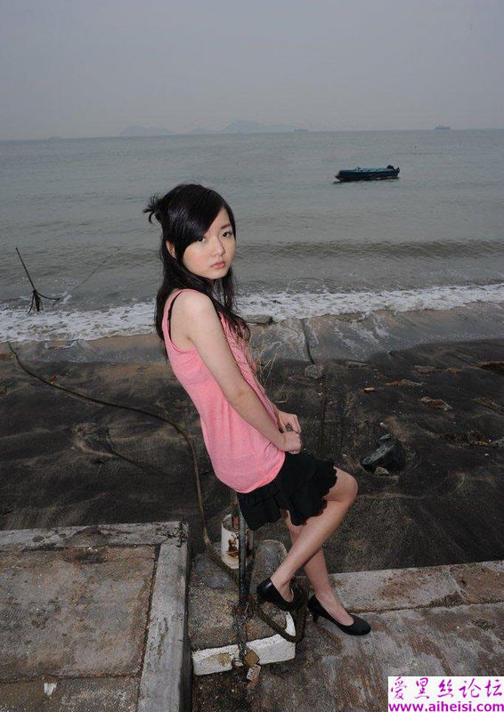 可爱的现代大学校园女生俏照
