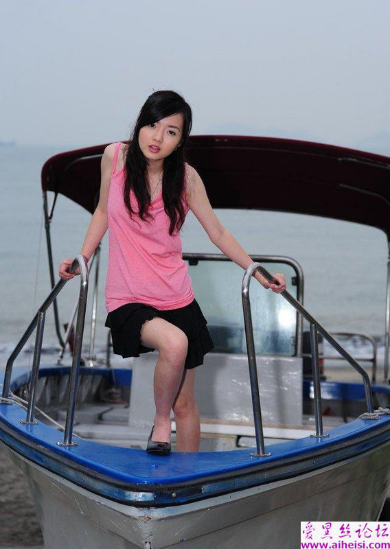 可爱的现代大学校园女生俏照