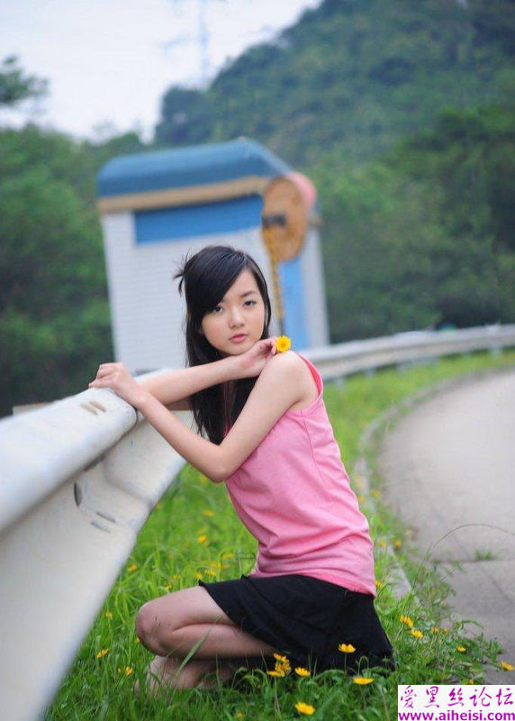 可爱的现代大学校园女生俏照