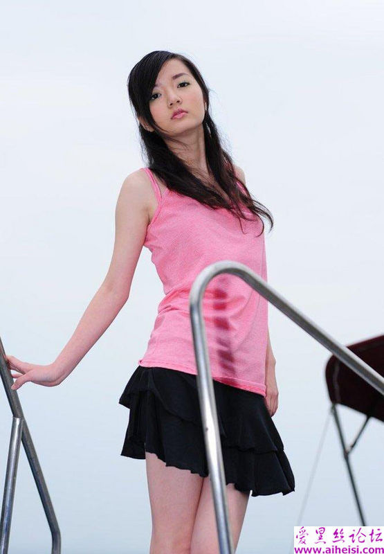 可爱的现代大学校园女生俏照