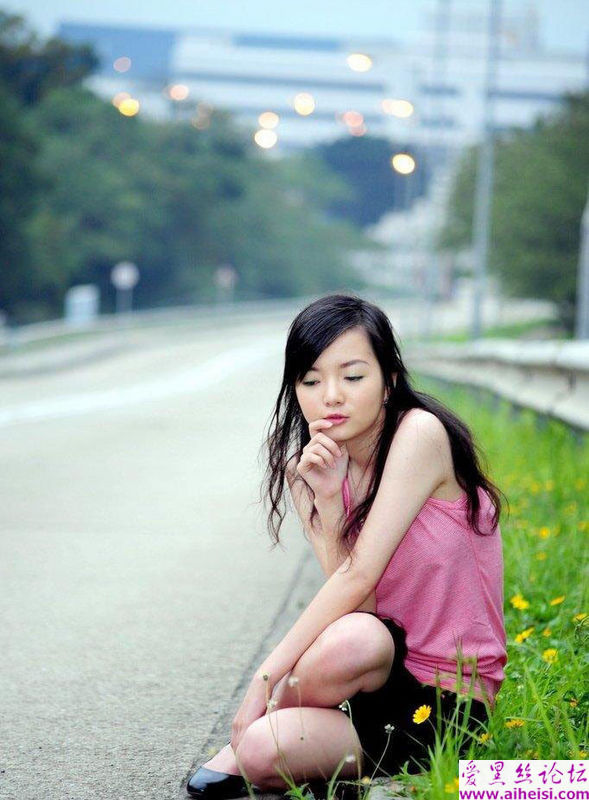 可爱的现代大学校园女生俏照
