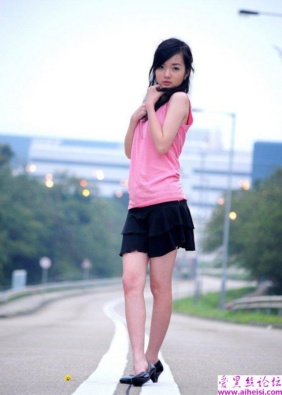 可爱的现代大学校园女生俏照